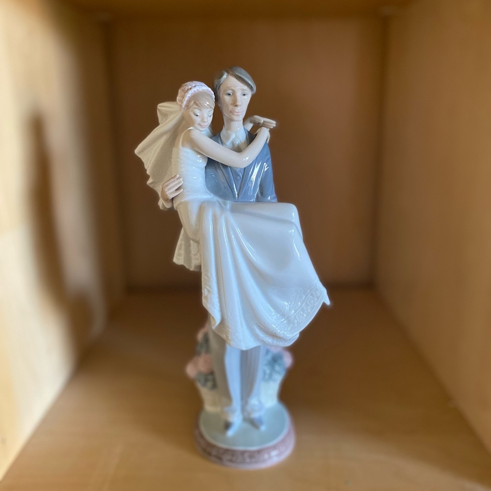 Lladro Porcelain Bride And Groom Wedding Figurine
Original box/perfect condition